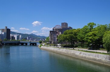 原爆ドームと元安川
