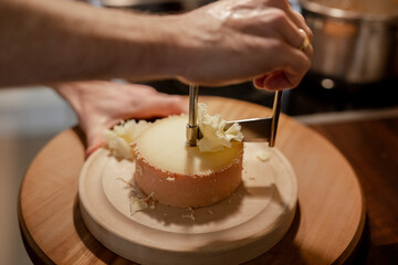 Käselaib in der Käsehobel