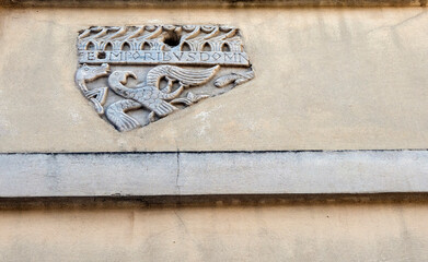 un pezzo di antica iscrizione di pietra su un muro