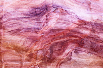 Fototapeta premium Mur d'ocre avec des strates du rose au violet