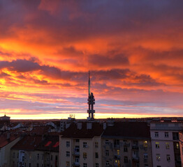 Obraz premium Bright orange sunset above the city