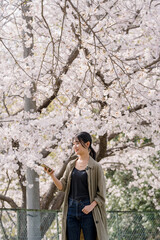 Fototapeta na wymiar 桜の木の下で女性ポートレート７
