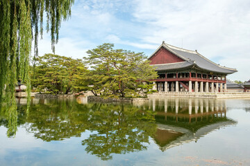 Fototapeta na wymiar Gyeonghoeru Pavilion in Gyeongbokgung Palace, Seoul