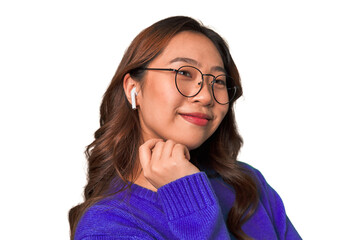 A young asian woman listening to music with wireless earbuds