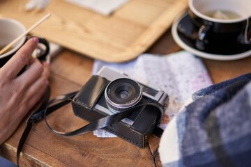 Obraz premium Vintage camera on café table.