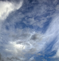 Chmury różnych rodzajów na tle błękitnego nieba