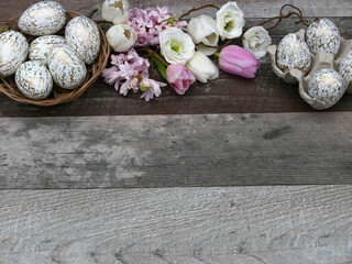  Ostereier mit Tulpen  auf einem Holzhintergrund mit Platz für Text.