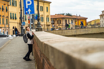 dziewczyna robi zdjęcia budynki uliczki piza  zabytki spacer bolonia włochy rzym - obrazy, fototapety, plakaty