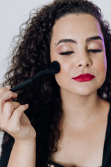 Obraz premium woman applying make up