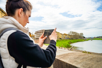 Fototapety  dziewczyna robi zdjęcia budynki uliczki piza  zabytki spacer bolonia włochy rzym