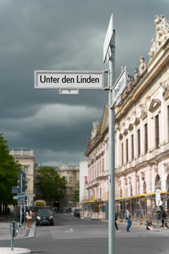 Stra&szlig;enschild in Berlin mit der deutschen Aufschrift Unter den Linden 