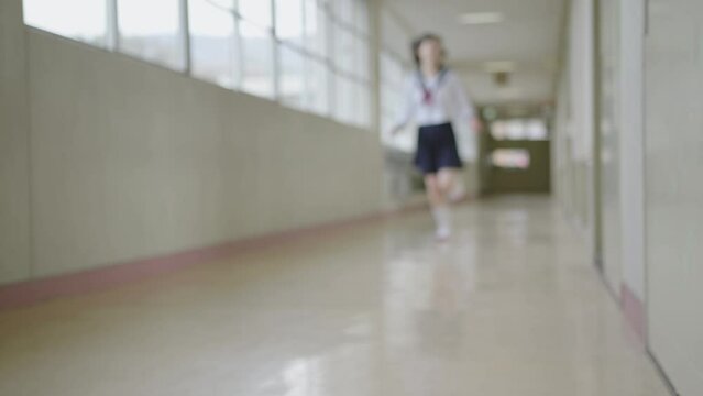 廊下を走る女子高生