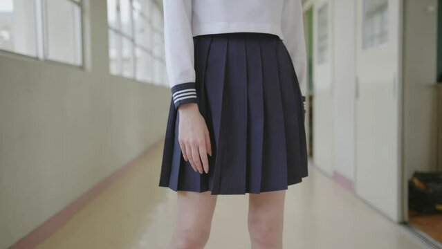 廊下に立って揺れる女子高生