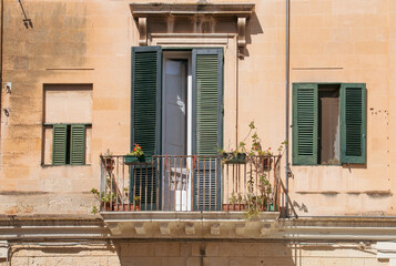 Tradicional balcón en las estrechas calles de Lecce, Italia. Balcón con macetas y las...