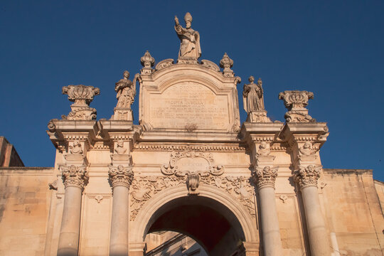 Puerta de acceso a la calle Giuseppe Libertini desde la calle Adua en Lecce , Italia. Una de las puertas de entrada al casco hist&oacute;rico dentro de las murallas de la antigua ciudad medieval.