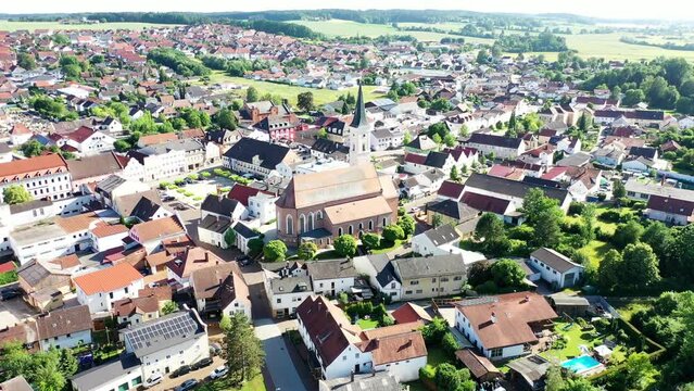 Drohnenvideo, Luftbild von Frontenhausen ein Markt im niederbayerischen Landkreis Dingolfing-Landau