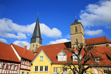 Obraz premium Die historische Altstadt von Münnerstadt mit Blick auf die Kirche St. Maria Magdalena. Münnerstadt, Bad Kissingen, Unterfranken, Bayern, Deutschland.