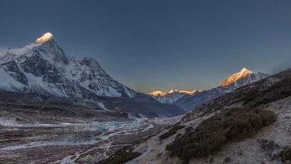 Foto op Plexiglas Ama Dablam Mountain valley in Himalayas at dawn with sunlit tops of mountains, Ama Dablam, Chukhung, Nepal