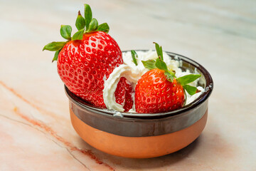 Fresas frescas maduras con un color rojo intenso listas para comer, frutas de temporada España