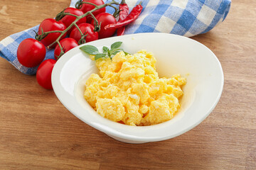 Scrambledd egg in the bowl