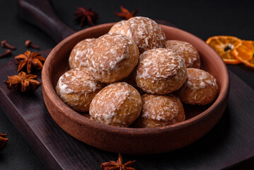 Fototapeta premium Delicious sweet round gingerbread with jam inside