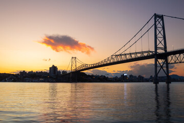 pôr-do-sol e reflexo no mar da ponte Hercílio Luz da cidade de Florianópolis estado de Santa Catarina Brasil florianopolis