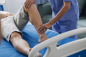 Obraz premium Patient doing some special exercises under supervision in a room