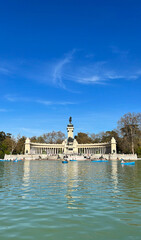 Fototapeta na wymiar Estanque Parque del Retiro, Madrid, Spain