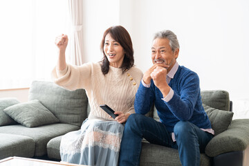 Obraz premium テレビを見るミドル 夫婦