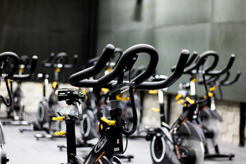 Equipo de ciclismo de salón con atmósfera de una sala de entrenamiento