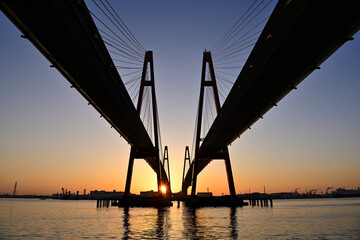 Fototapeta premium 朝日に照らされた名港西大橋
