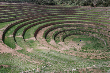 Andenes o terrazas circulares en el laboratorio agrícola Inca en Moray en Cusco