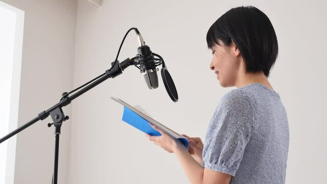 スタジオでアフレコする女性声優