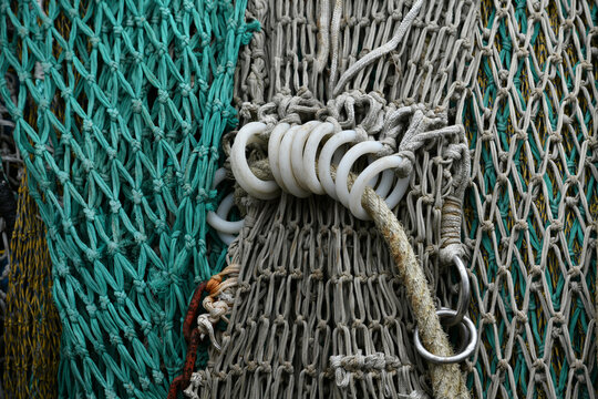 aufgerolltes Fangnetz auf einem Fischkutter