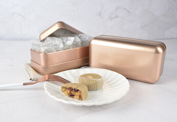 mini bake luxury tart in Japanese matcha hojicha green tea crisp with cranberry pineapple jam paste inside shining rose gold bronze iron box packaging on white marble pastry dessert halal party menu