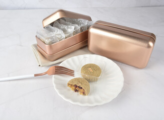 mini bake luxury tart in Japanese matcha hojicha green tea crisp with cranberry pineapple jam paste inside shining rose gold bronze iron box packaging on white marble pastry dessert halal party menu