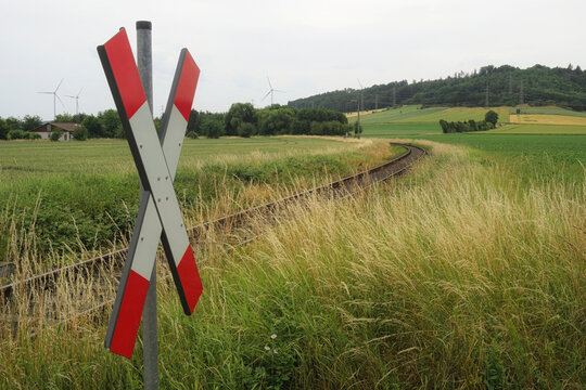 Andreaskreuz vor eingleisiger Bahnstrecke, Niedersachsen, Deutschland, Europa