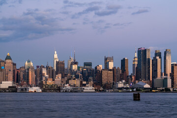 Fototapeta na wymiar New York city skyline in evening