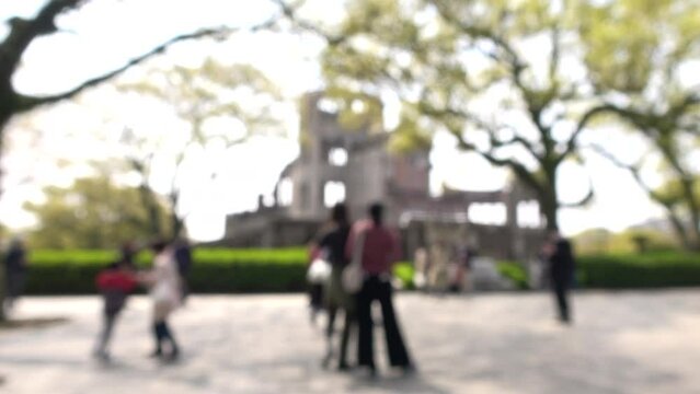 ぼかし背景素材: 広島平和記念公園を歩いて見て回る多くの観光客たち 4K  2023年3月30日