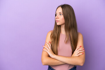 Obraz premium Young Lithuanian woman isolated on purple background looking to the side