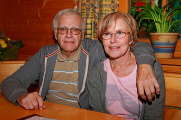 Fröhliches SeniorInnen-Ehepaar