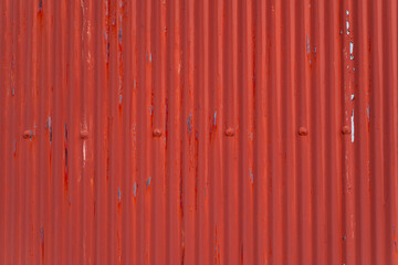 赤い波トタンの壁