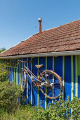 Ile d’Oléron (Charente-Maritime, France), vélo rouillé sur une cabane de pêcheur