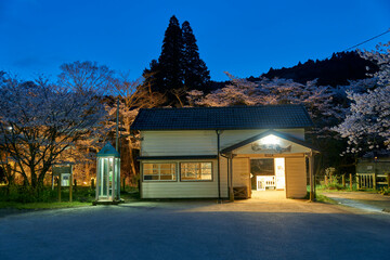 桜咲く夜のレトロ駅舎　小湊鉄道　月崎駅