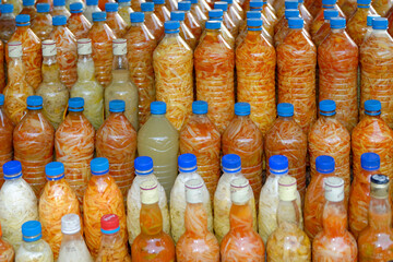 Vente de fruits en bouteilles sur un marché à Madagascar