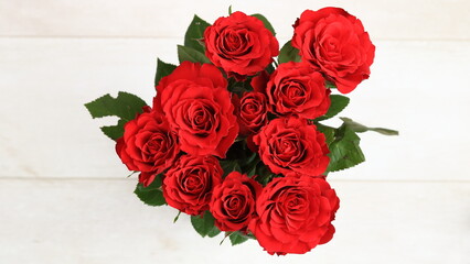 czerwone róże w bukiecie w proporcjach 16/9 © Sylwester