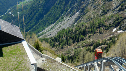 Alpen bei Mont Blanc bei Frankreich und der schönen Schweiz mit Zahnradbahn