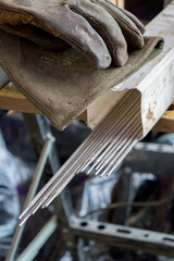 fondo con detalles de un taller industrial en un contexto feminista