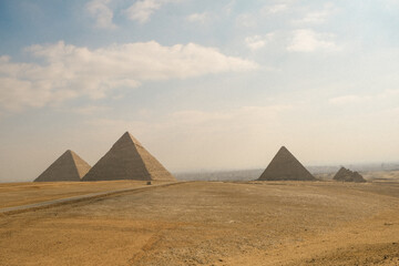 Fototapeta na wymiar piramides egito quefren miquerinos queops no cairo viagem turismo