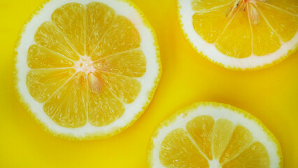 Obraz premium lemon slices on a yellow background